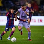 Marc Casadó disputa un balón con Jonathan Rodríguez